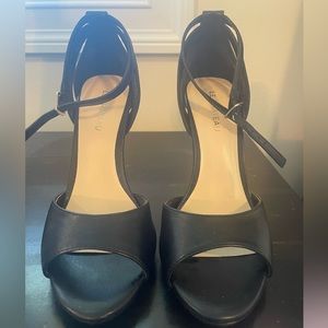 Le Chateau Size 7 Strappy Heels